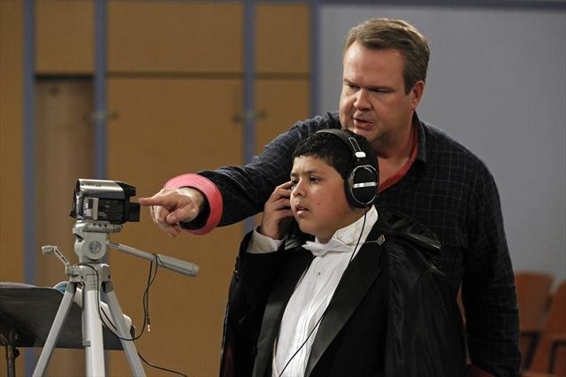 Still of Eric Stonestreet and Rico Rodriguez in Moderni seima (2009)