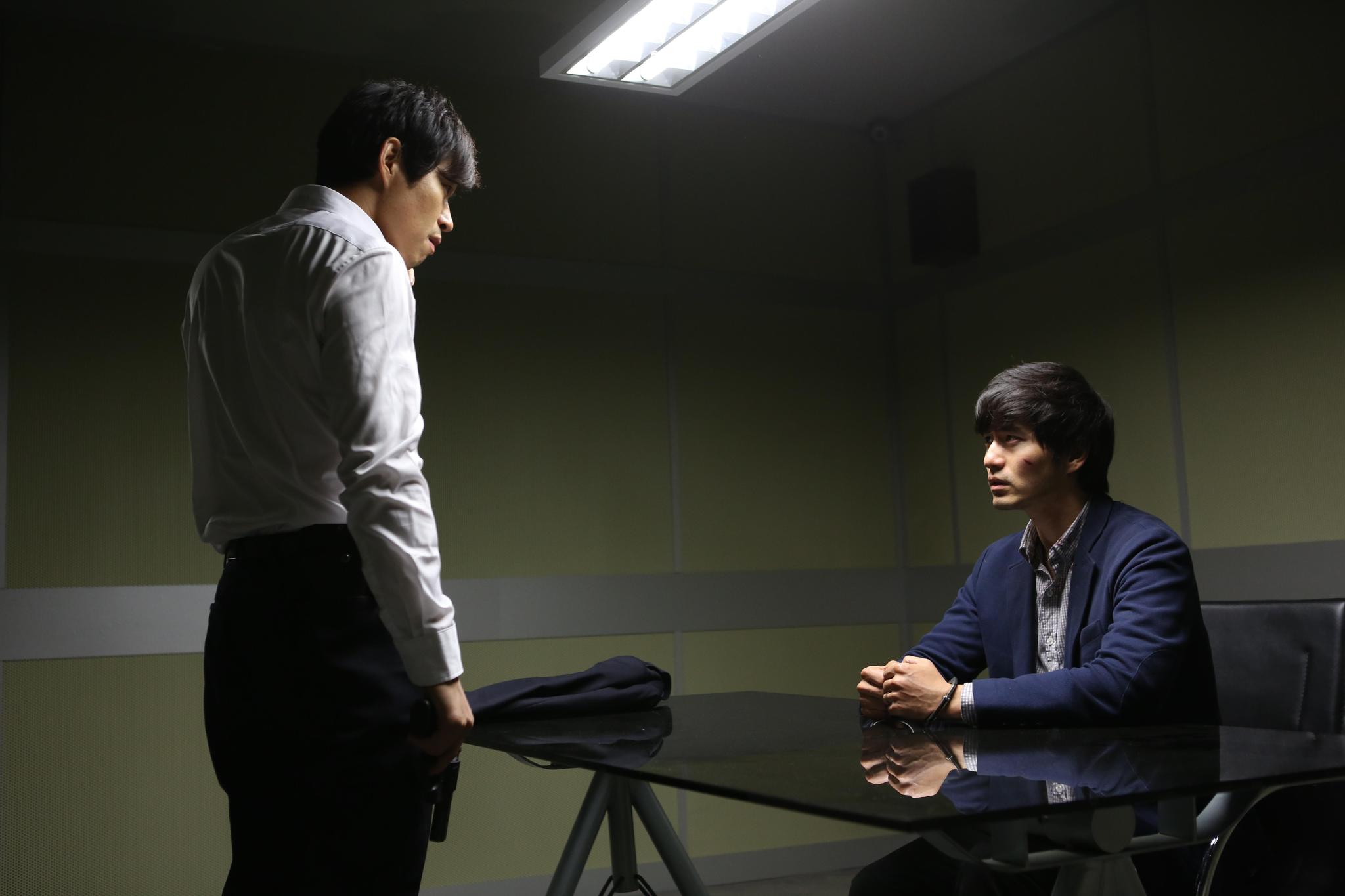 Still of Joon-sang Yoo and Jin-wook Lee in Pyojeok (2014)