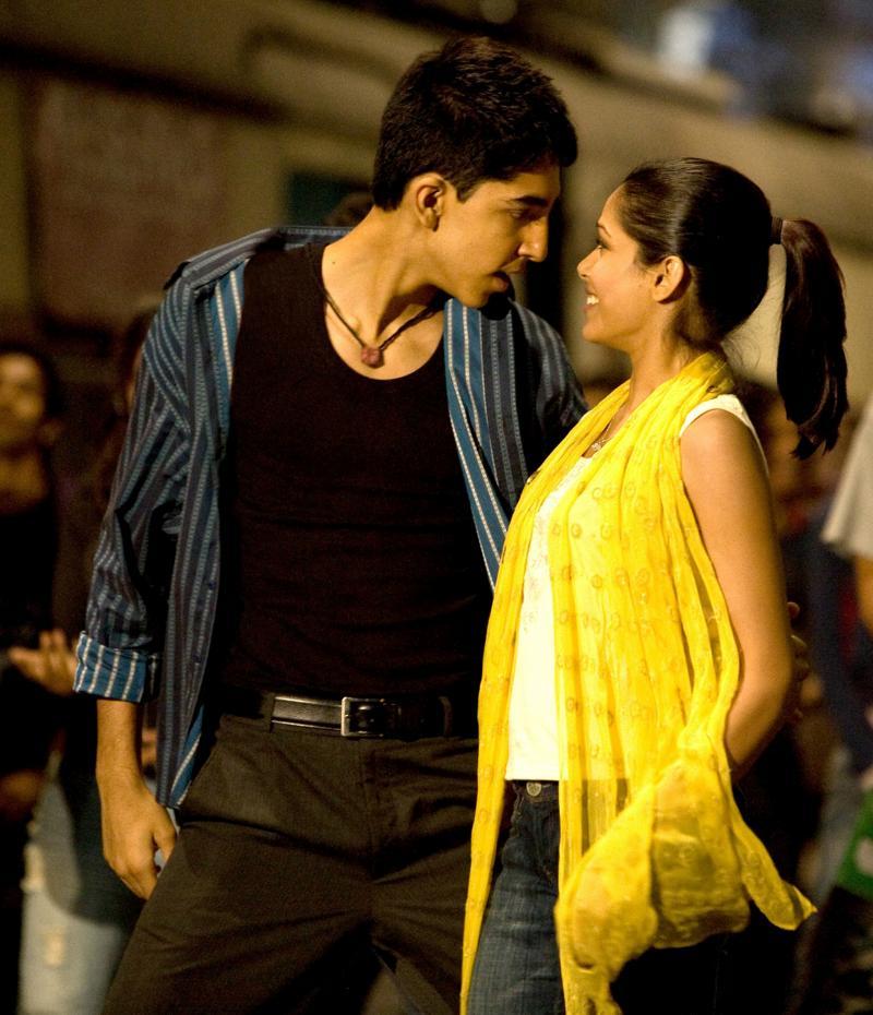 Still of Dev Patel and Freida Pinto in Lusnynu milijonierius (2008)