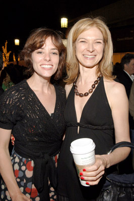 Parker Posey and Dawn Hudson at event of Ir velnias devi Prada (2006)
