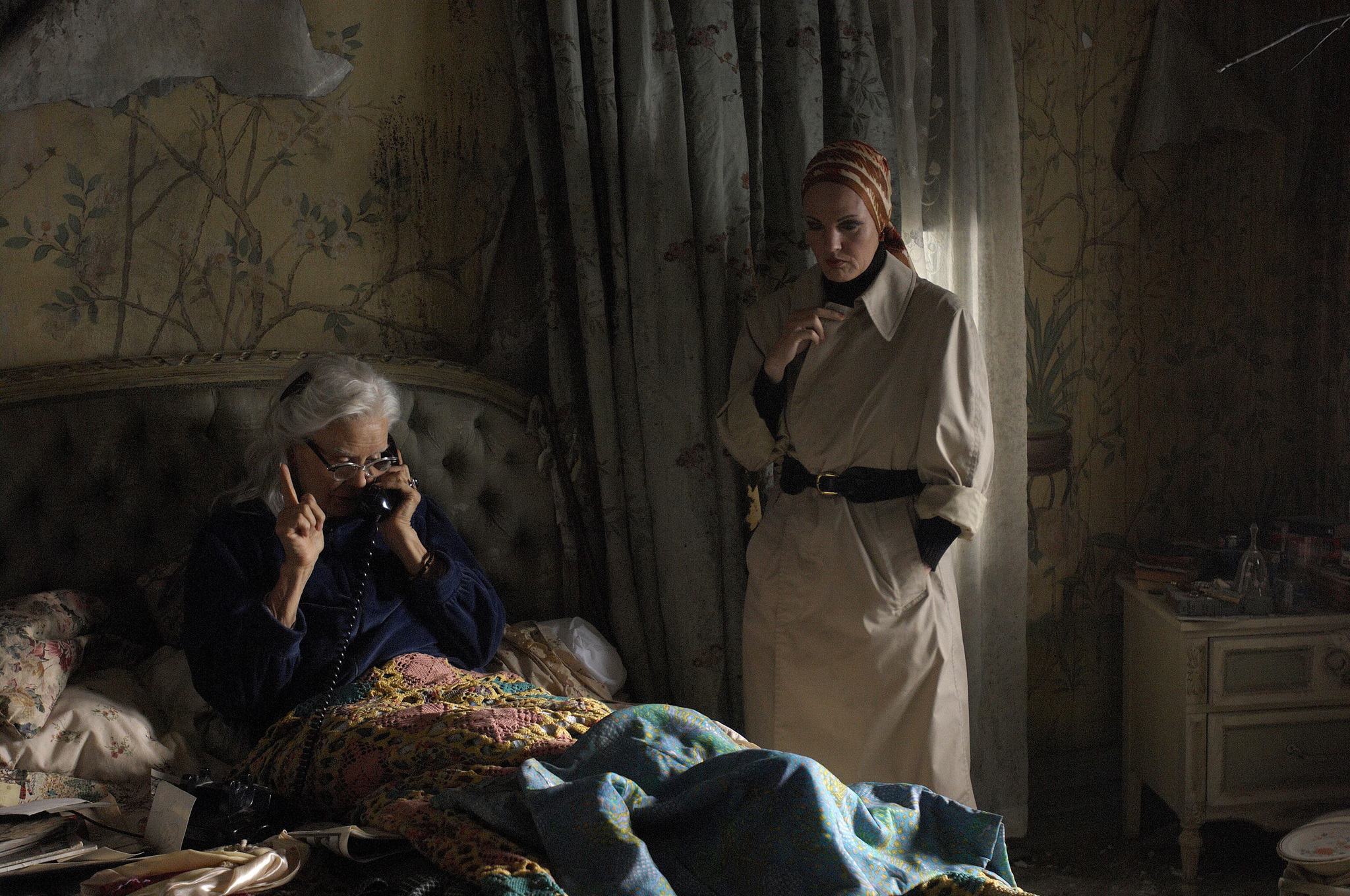 Still of Drew Barrymore and Jessica Lange in Grey Gardens (2009)