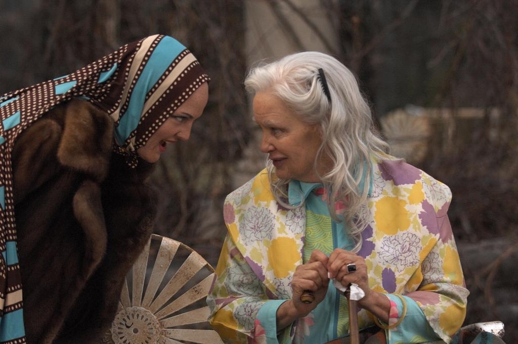 Still of Drew Barrymore and Jessica Lange in Grey Gardens (2009)