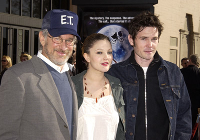 Drew Barrymore, Steven Spielberg and Henry Thomas at event of Ateivis (1982)