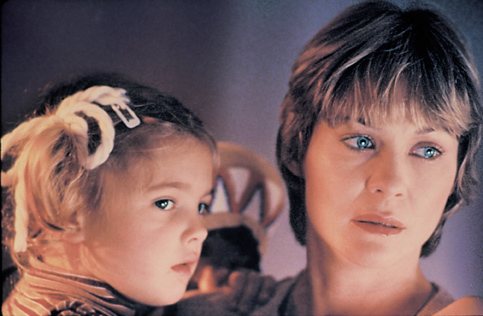 Still of Drew Barrymore and Dee Wallace in Ateivis (1982)