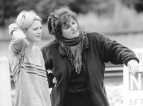 Still of Drew Barrymore and Antonia Bird in Mad Love (1995)