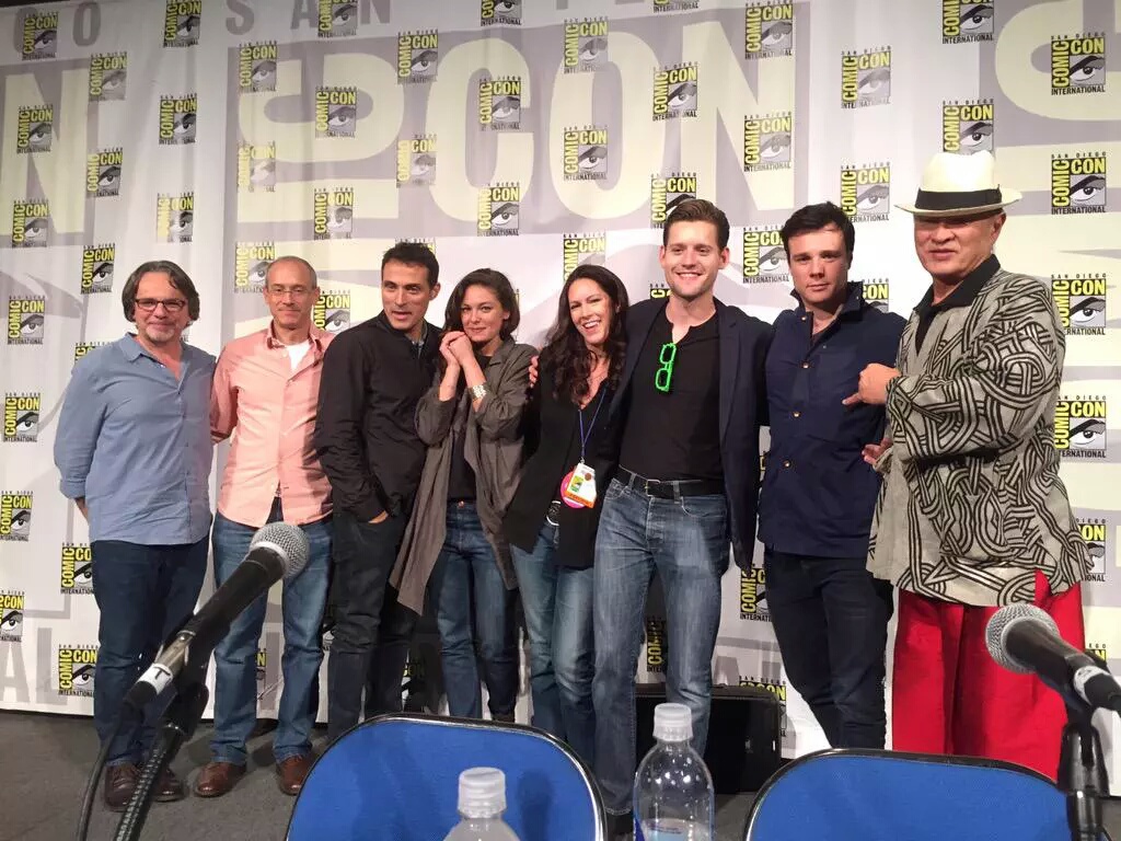 Rufus Sewell, Frank Spotnitz, David W. Zucker, Alexa Davalos, Rupert Evans, Isa Dick Hackett and Luke Kleintank at event of The Man in the High Castle (2015)