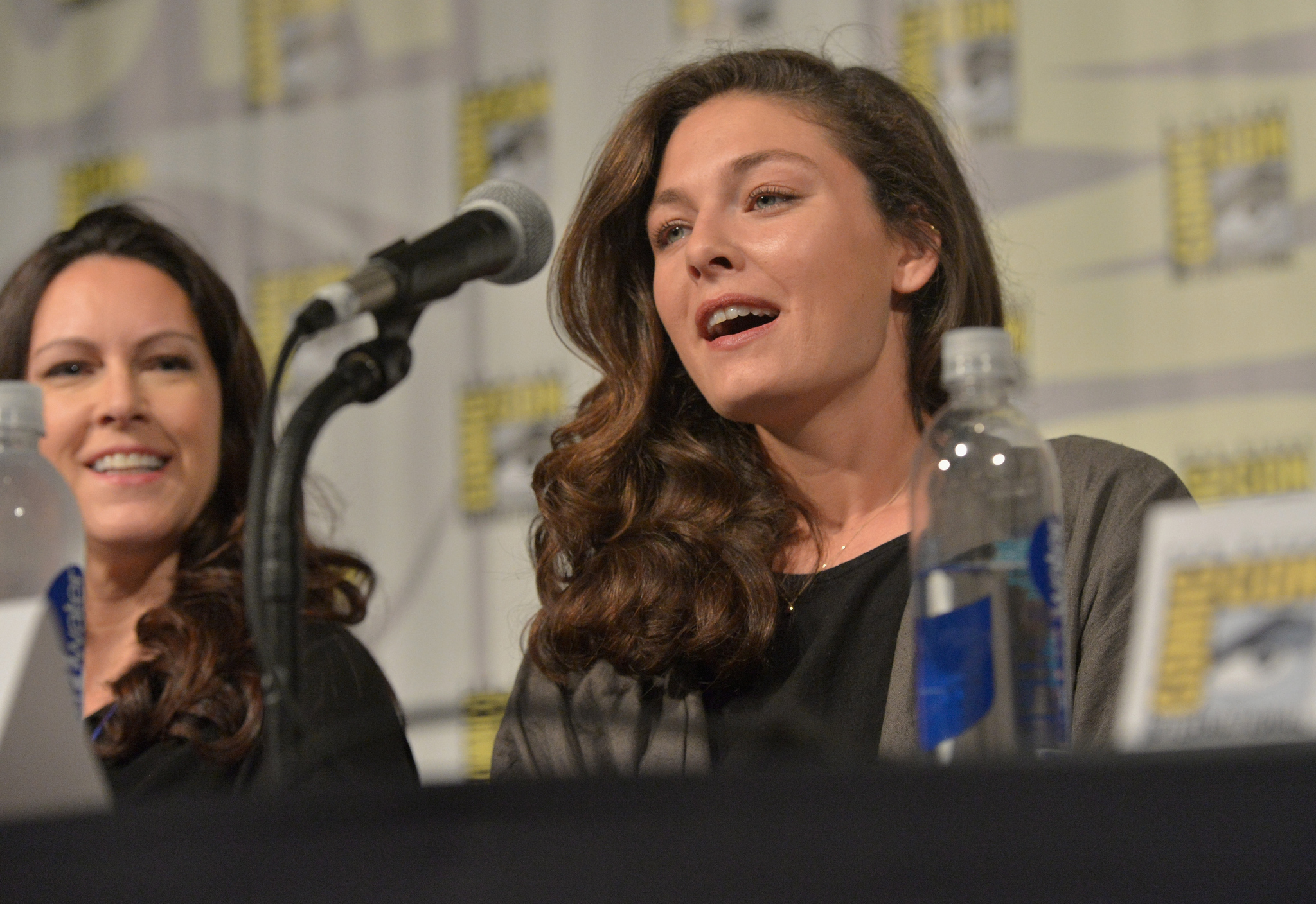 Alexa Davalos and Isa Dick Hackett at event of The Man in the High Castle (2015)