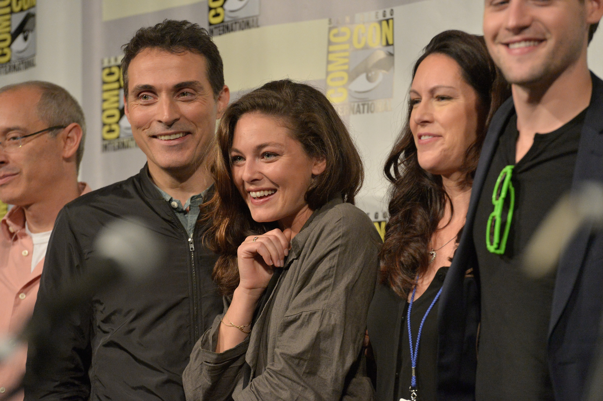 Rufus Sewell, Alexa Davalos, Isa Dick Hackett and Dick Hackett at event of The Man in the High Castle (2015)