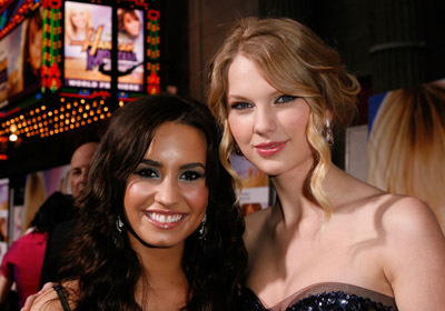 Demi Lovato and Taylor Swift at event of Hana Montana: filmas (2009)