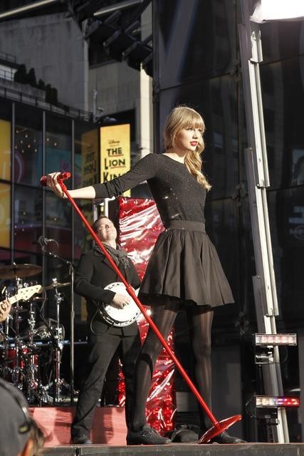 Still of Taylor Swift in Dick Clark's Primetime New Year's Rockin' Eve with Ryan Seacrest 2013 (2012)