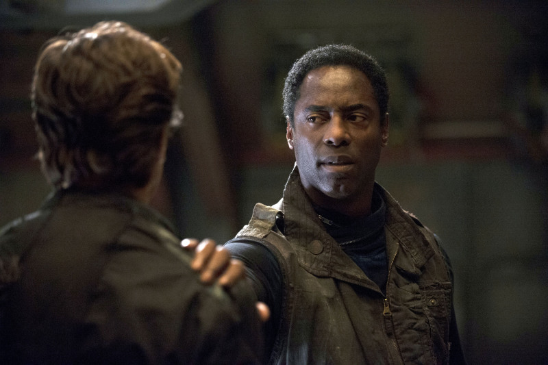 Still of Henry Ian Cusick and Isaiah Washington in The 100 (2014)