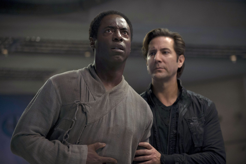 Still of Henry Ian Cusick and Isaiah Washington in The 100 (2014)