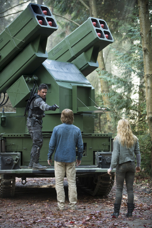 Still of Manu Bennett, Stephen Amell and Caity Lotz in Strele (2012)