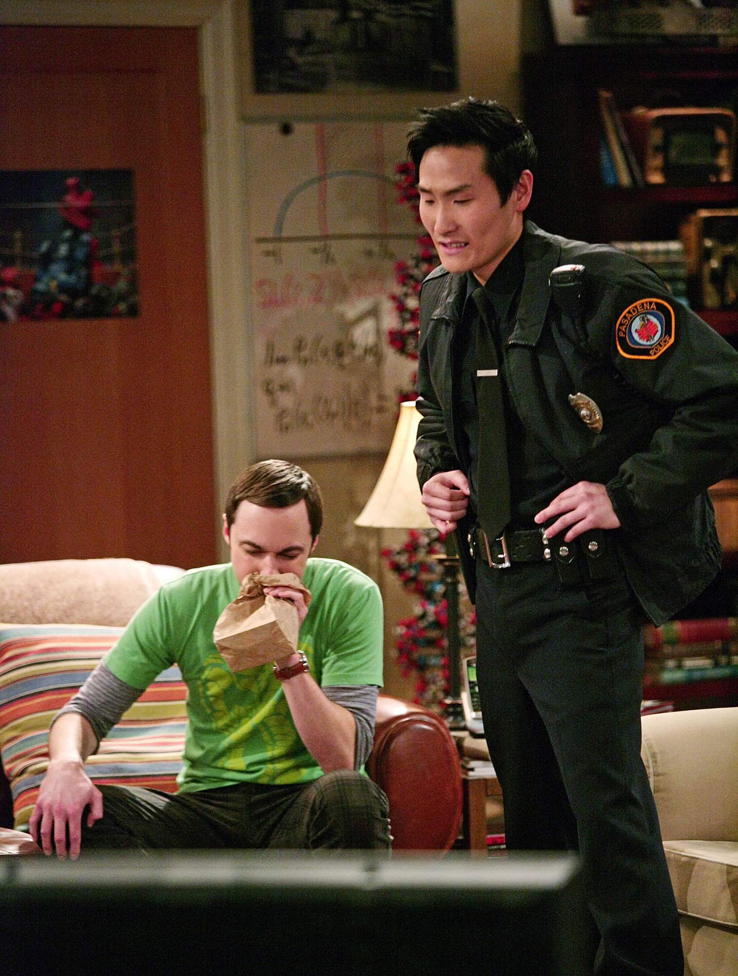 Still of Jim Parsons and Lanny Joon in Didziojo sprogimo teorija (2007)