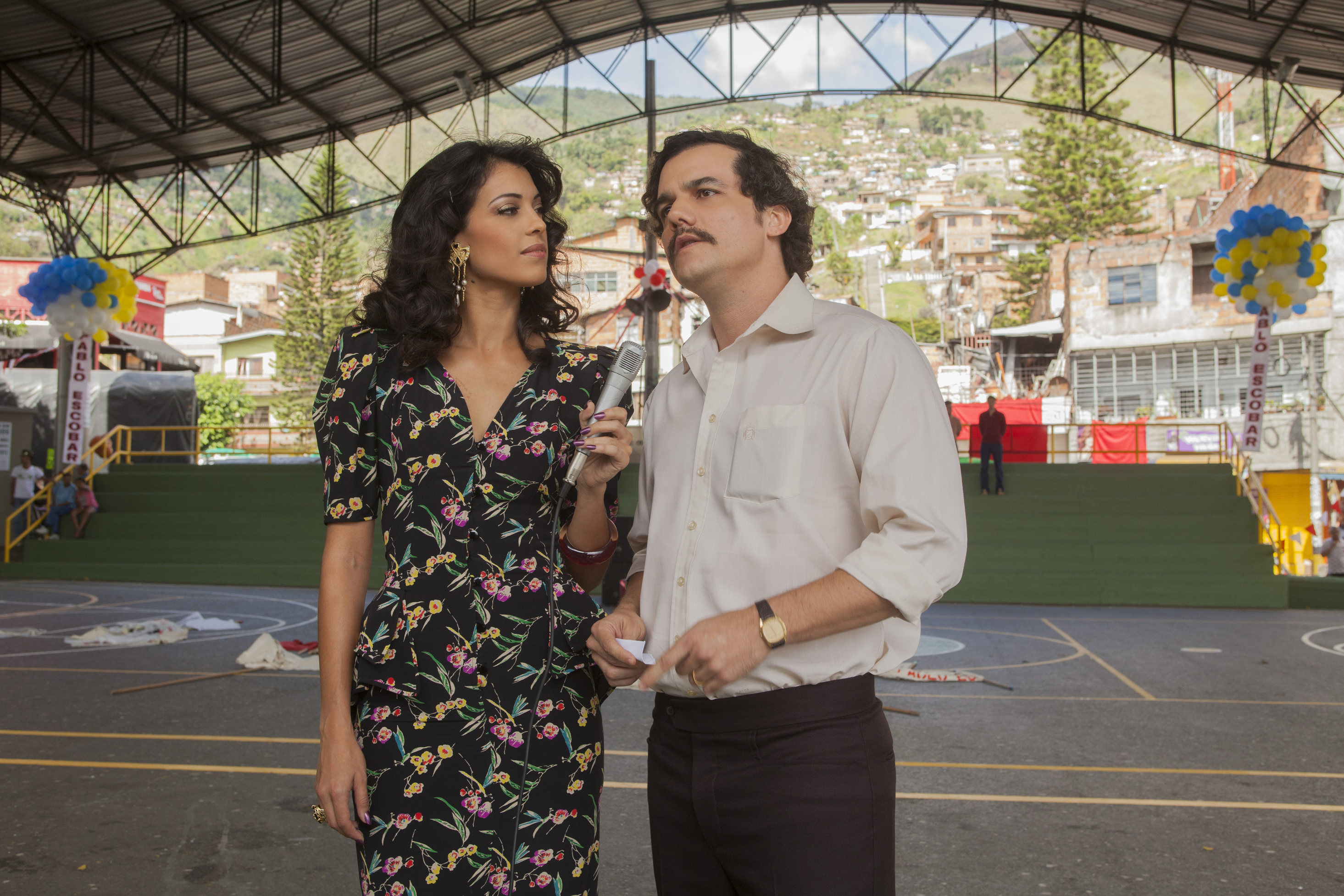 Still of Wagner Moura and Stephanie Sigman in Narcos (2015)