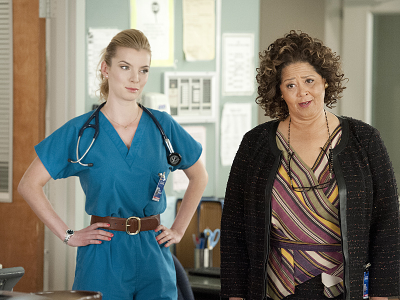 Still of Anna Deavere Smith and Betty Gilpin in Nurse Jackie (2009)