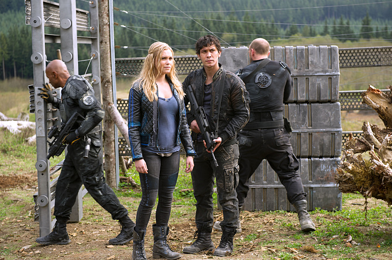 Still of Eliza Taylor and Bob Morley in The 100 (2014)