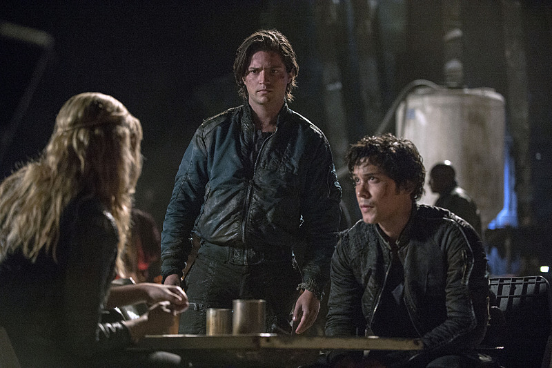 Still of Eliza Taylor, Bob Morley and Thomas McDonell in The 100 (2014)