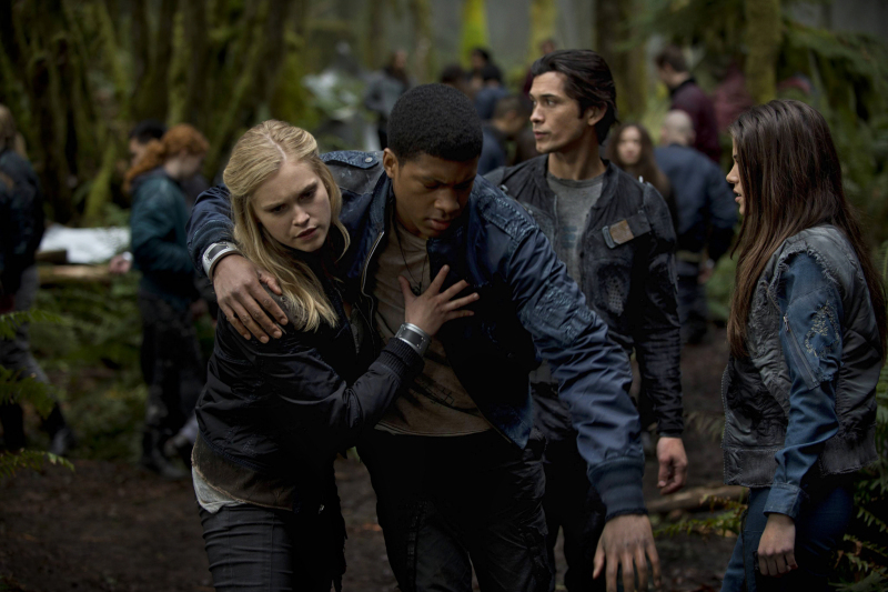 Still of Eliza Taylor, Eli Goree, Bob Morley and Marie Avgeropoulos in The 100 (2014)