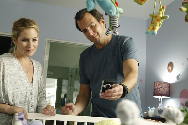 Still of Christina Applegate and Will Arnett in Up All Night (2011)