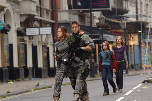 Still of Rose Byrne, Jeremy Renner, Imogen Poots and Mackintosh Muggleton in 28 Weeks Later (2007)