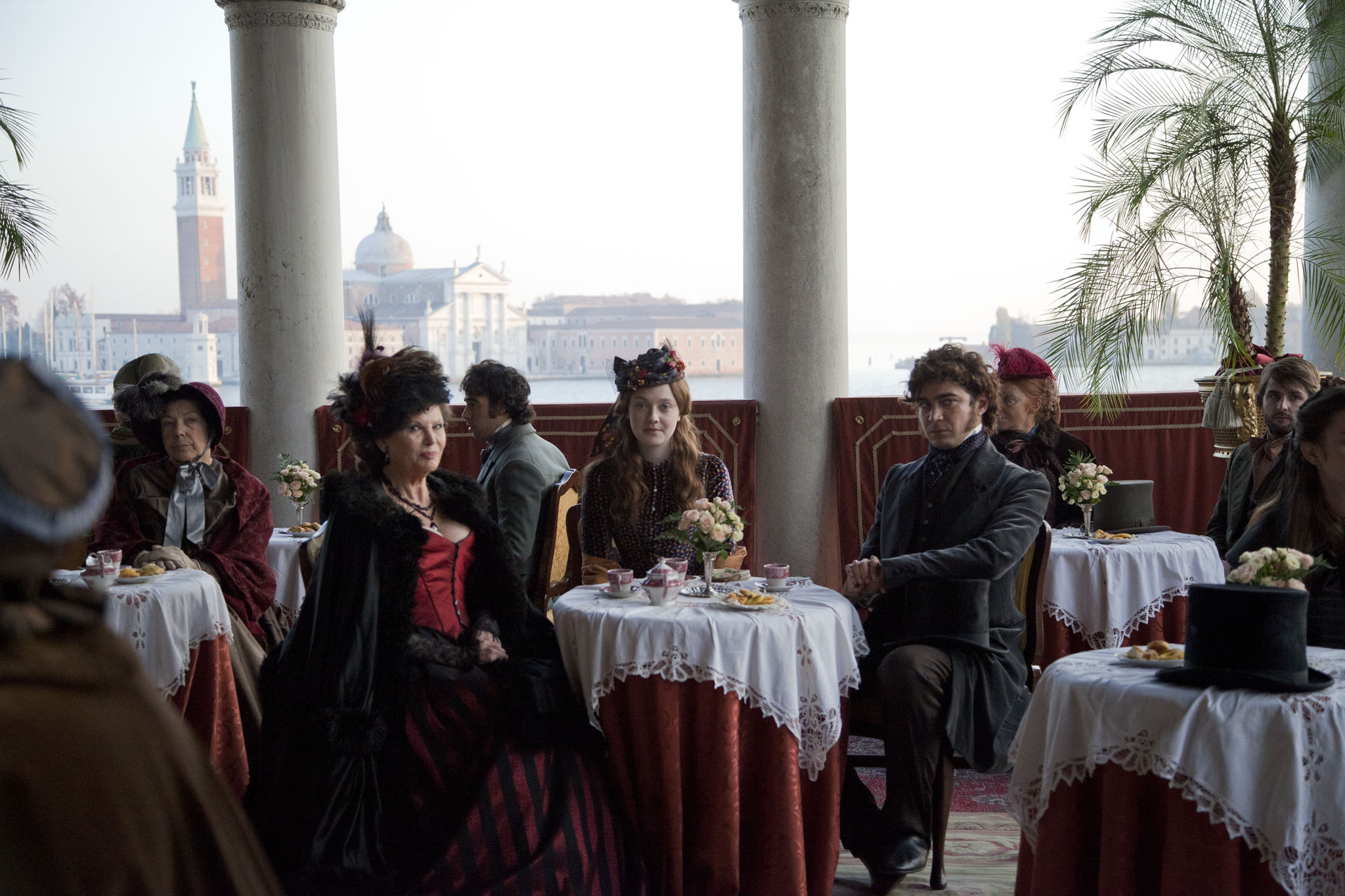 Still of Claudia Cardinale, Dakota Fanning and David Levinthal in Effie Gray (2014)