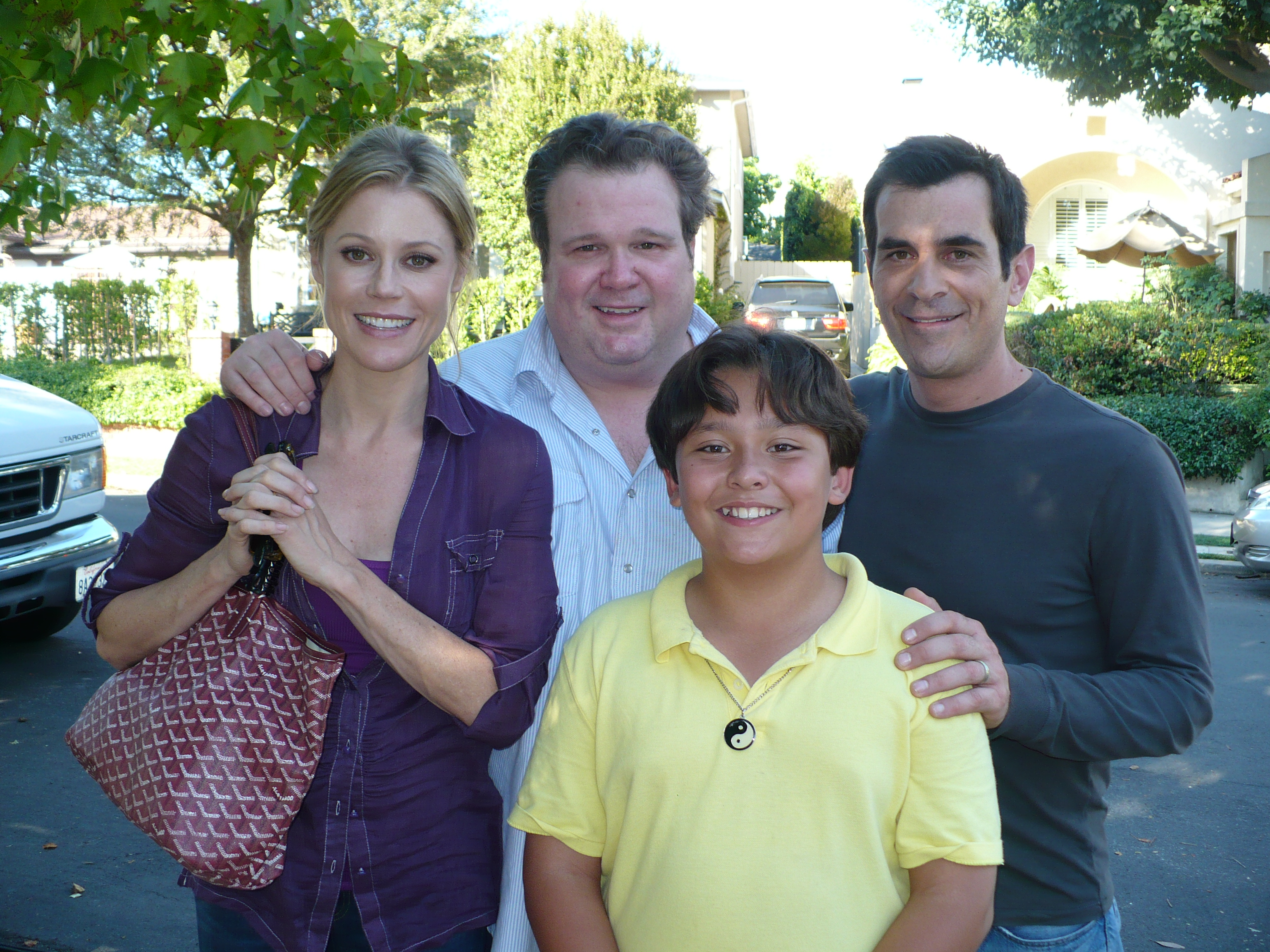 MODERN FAMILY TV show - Julie Bowen, Eric Stonestreet, Adrian Schemm, Ty Burrell on FIZBO set (episode 1.9) October 2009