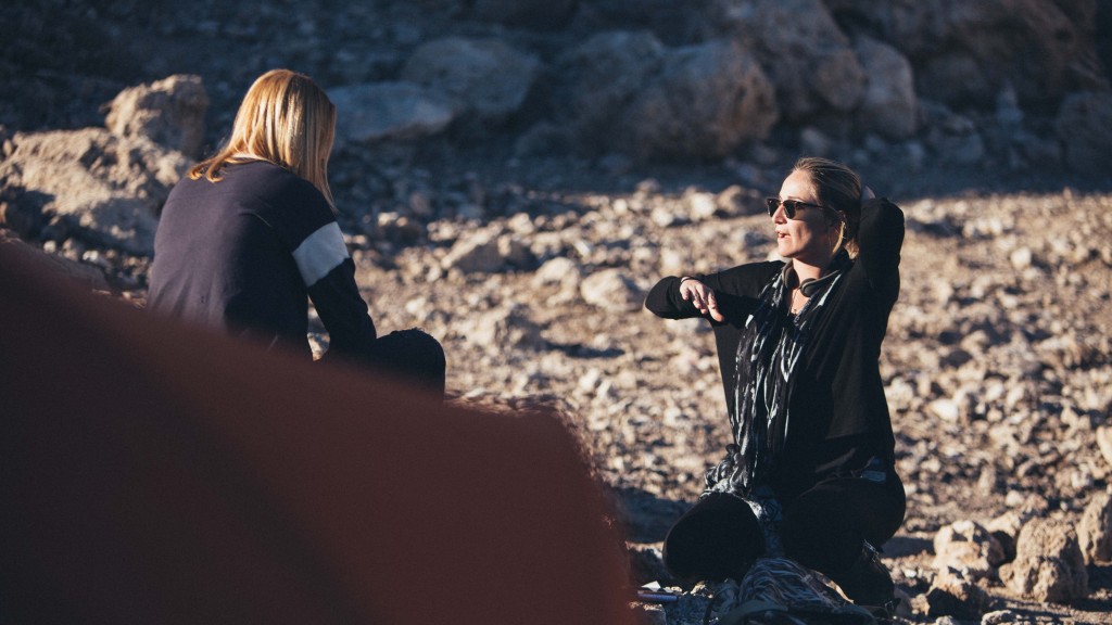 Mischa Barton and director Ashley Avis, on the set of Deserted.