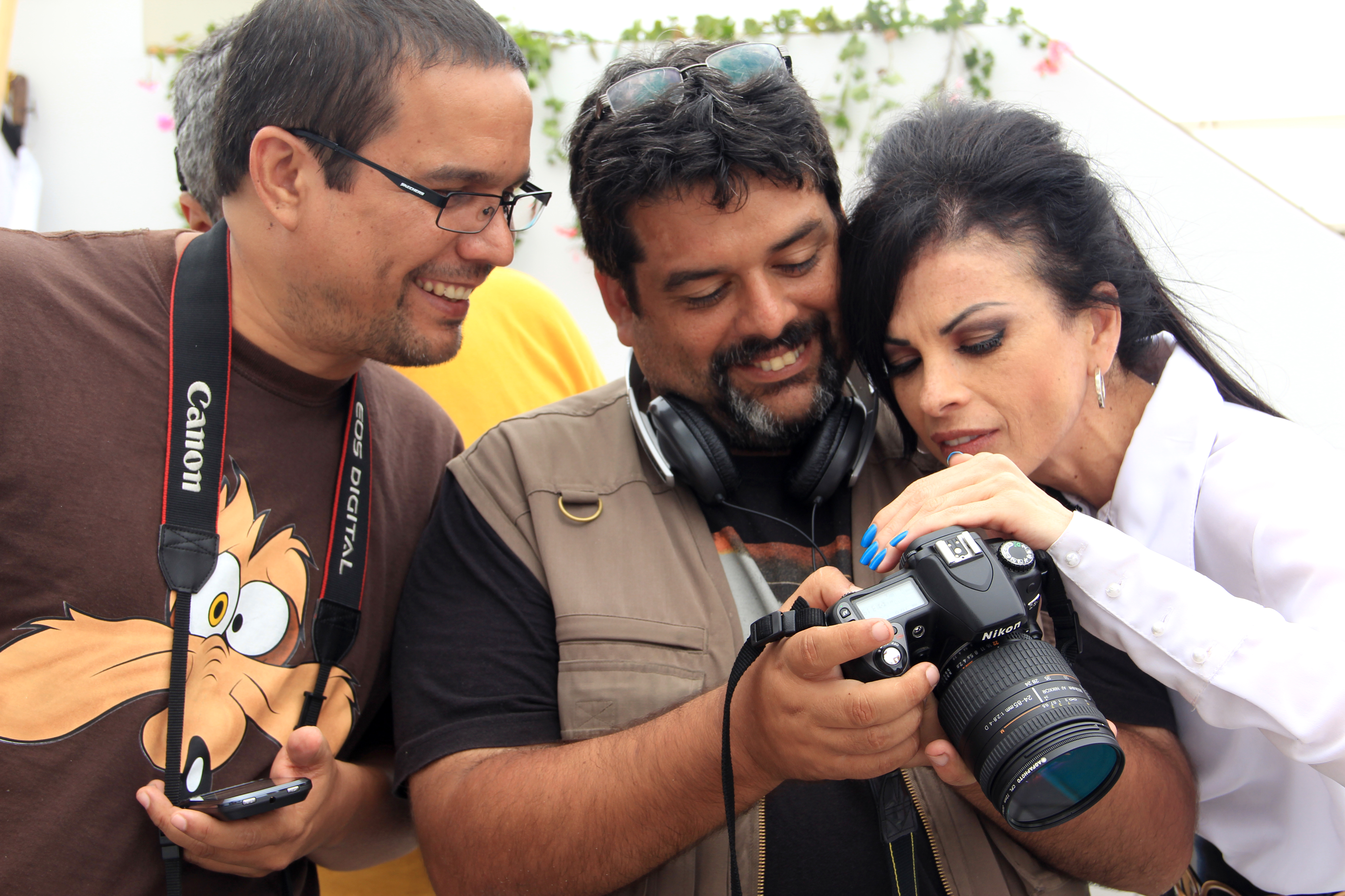 Still of director Sandro Ventura, director Jesús Alvarez and actress Fiorella Rodríguez in the set of Japy Ending.