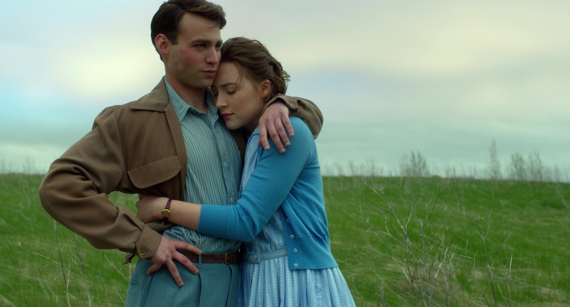 Still of Saoirse Ronan and Emory Cohen in Brooklyn (2015)