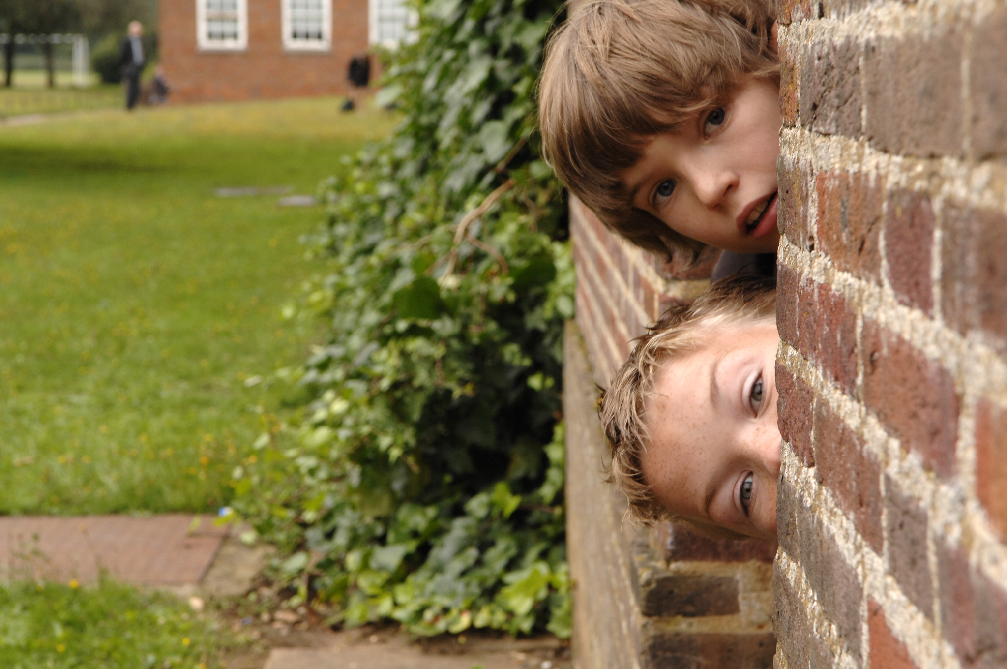 Still of Bill Milner and Will Poulter in Son of Rambow (2007)