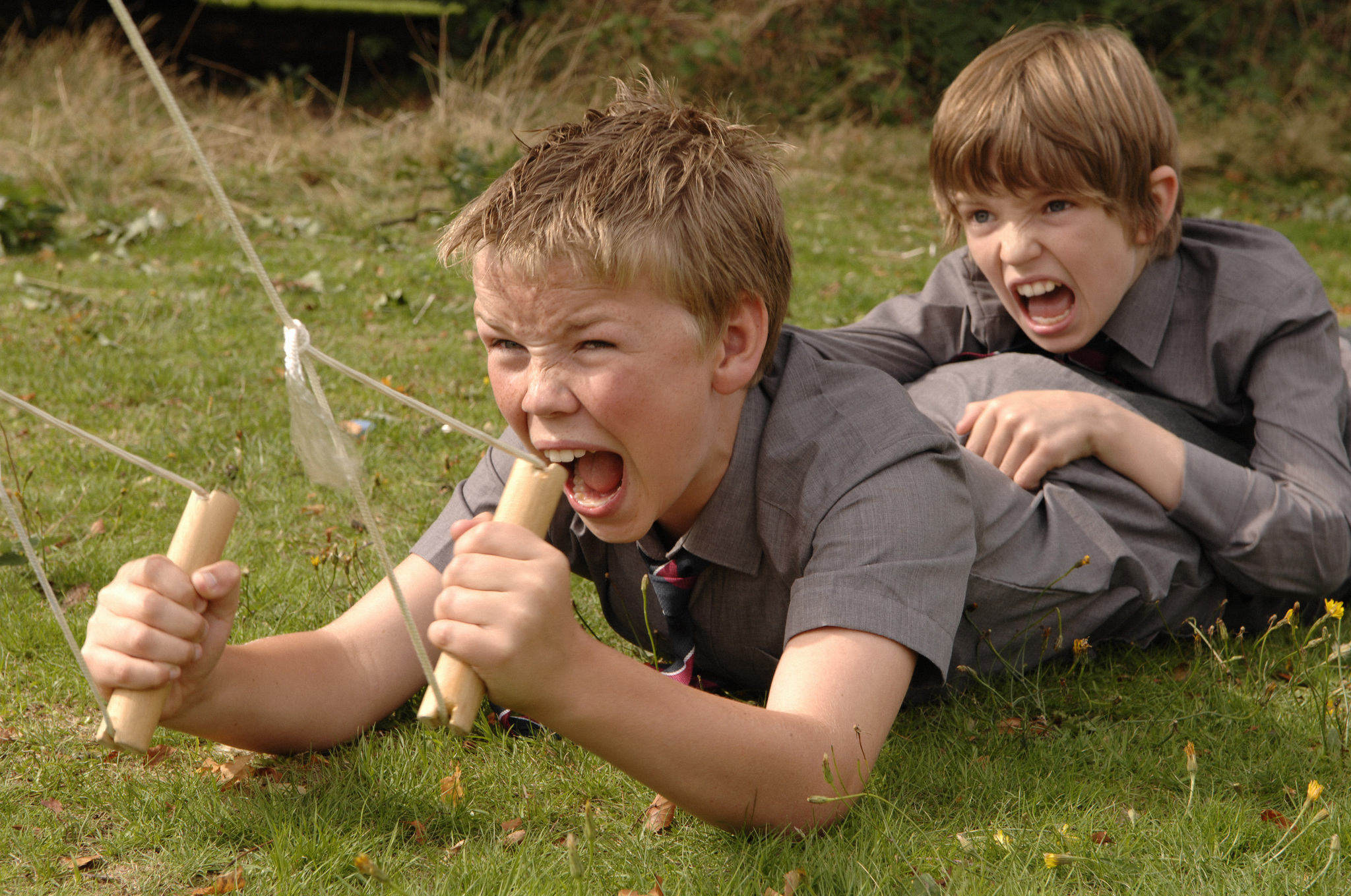 Still of Bill Milner and Will Poulter in Son of Rambow (2007)