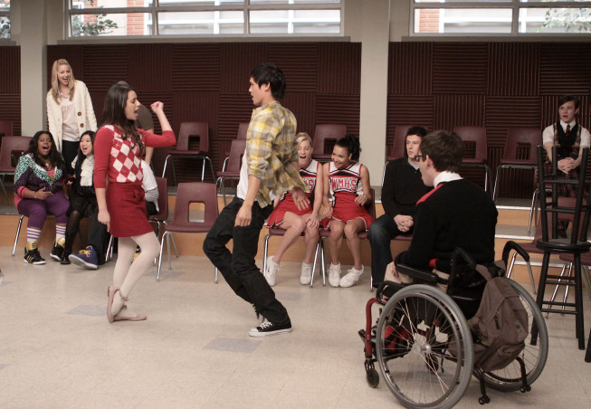 Still of Lea Michele, Naya Rivera, Cory Monteith, Dianna Agron, Kevin McHale, Chris Colfer, Jenna Ushkowitz and Amber Riley in Glee (2009)