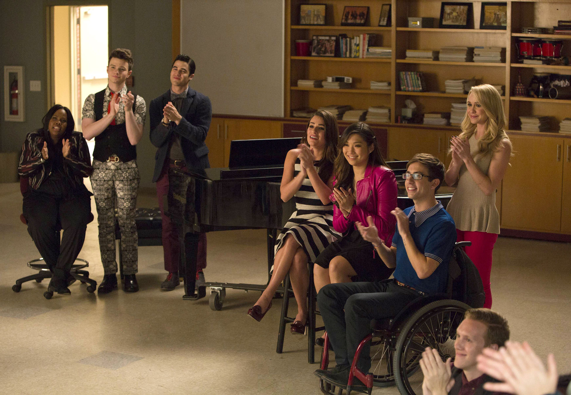 Still of Lea Michele, Kevin McHale, Chris Colfer, Jenna Ushkowitz and Amber Riley in Glee (2009)