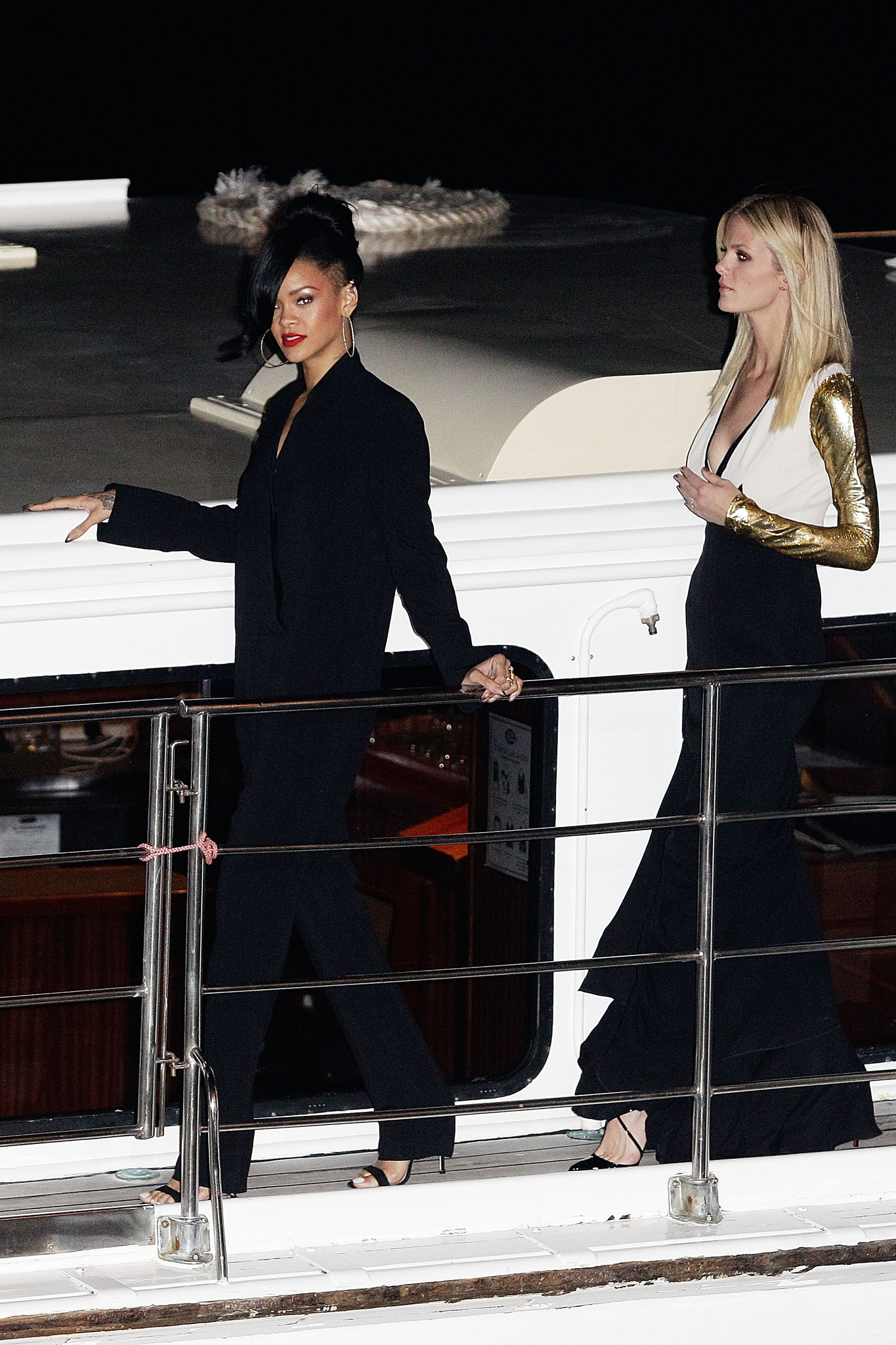 Rihanna and Brooklyn Decker at event of Laivu musis (2012)