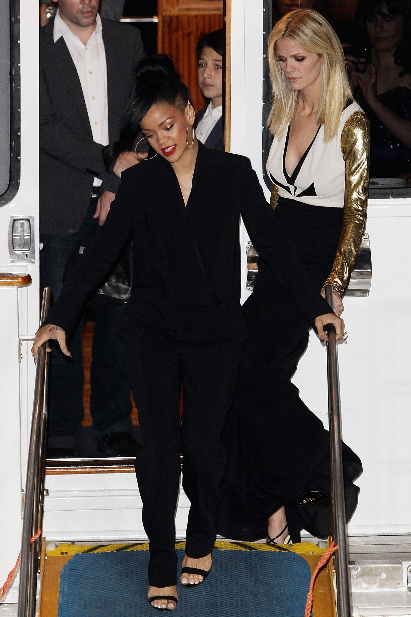 Rihanna and Brooklyn Decker at event of Laivu musis (2012)