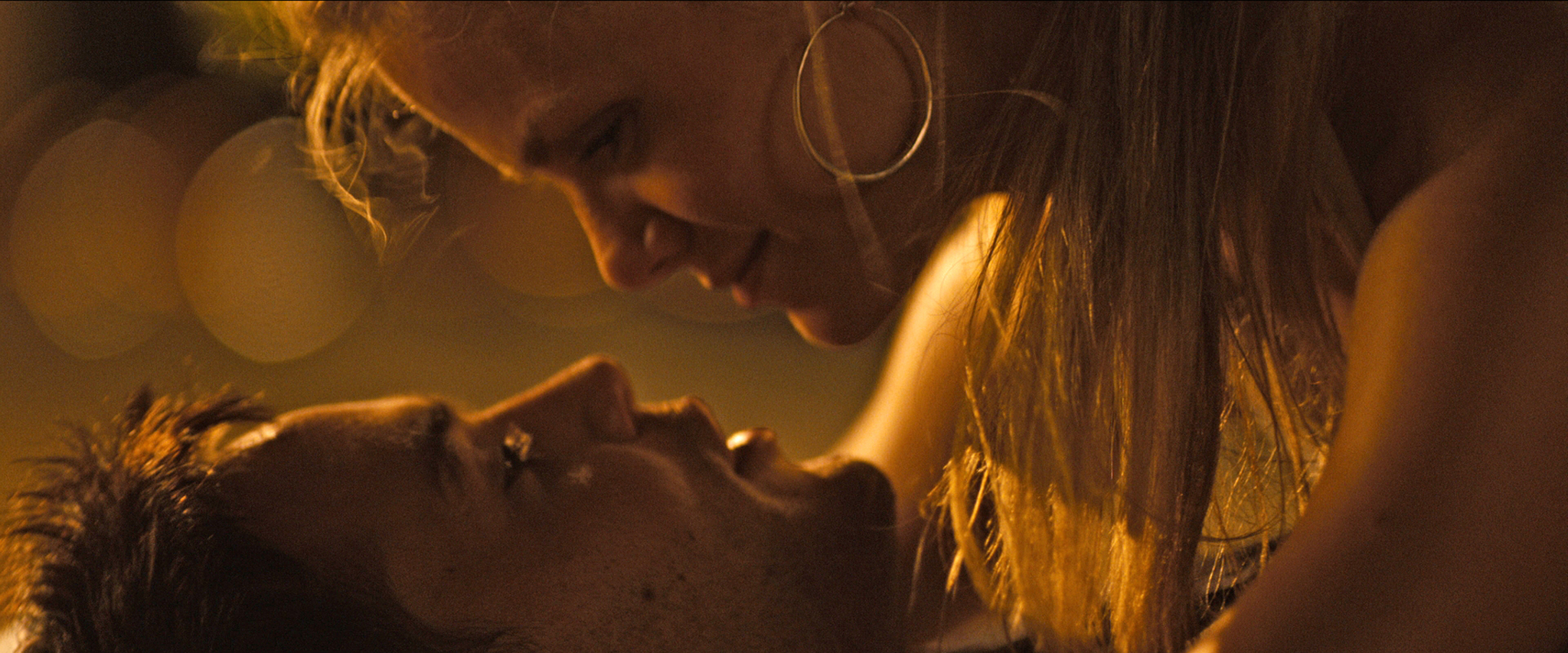 Still of Taylor Kitsch and Brooklyn Decker in Laivu musis (2012)