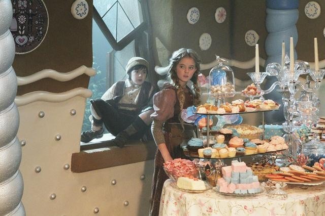 Still of Quinn Lord and Karley Scott Collins in Once Upon a Time (2011)