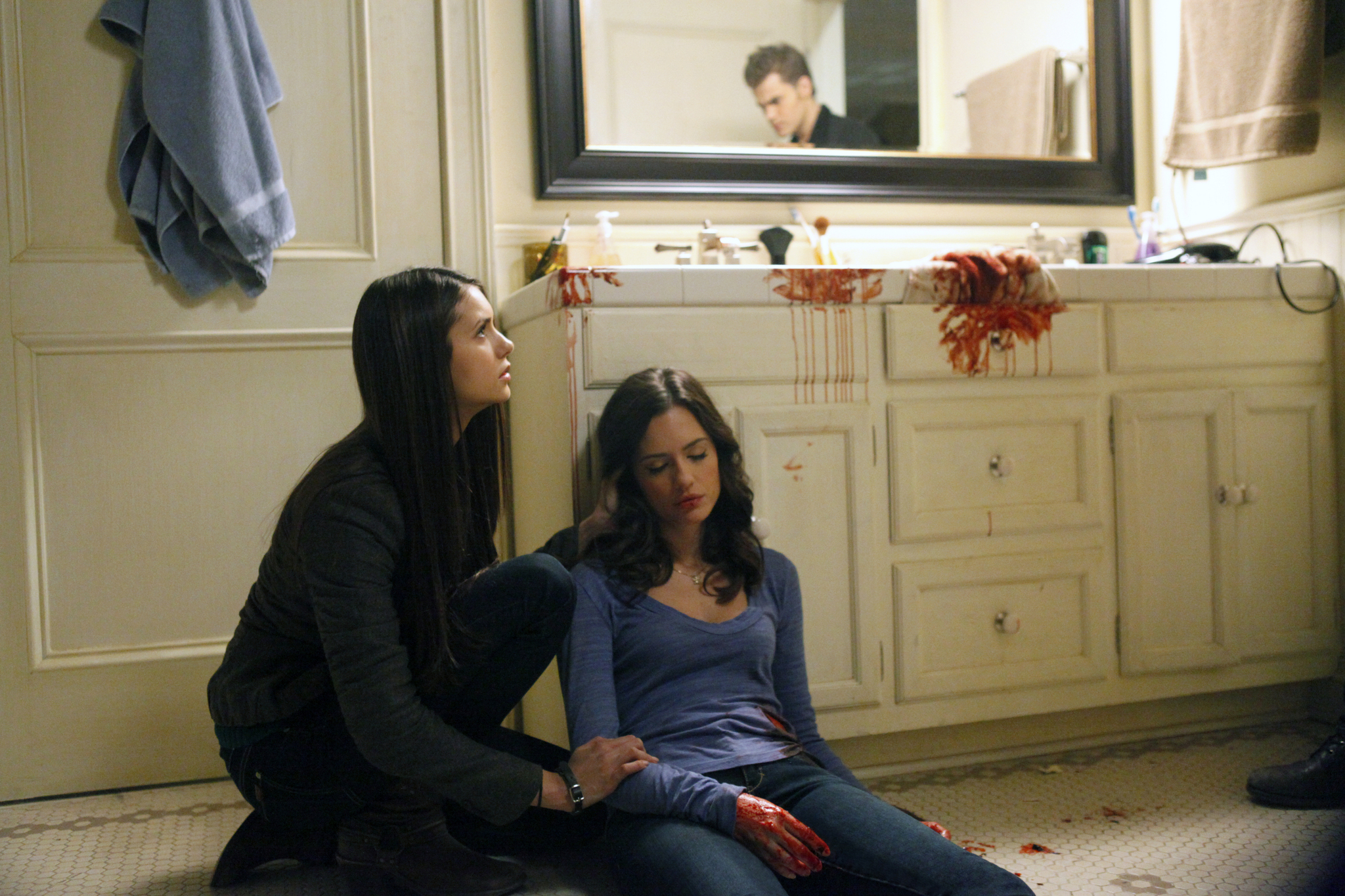 Still of Torrey DeVitto and Nina Dobrev in Vampyro dienorasciai (2009)