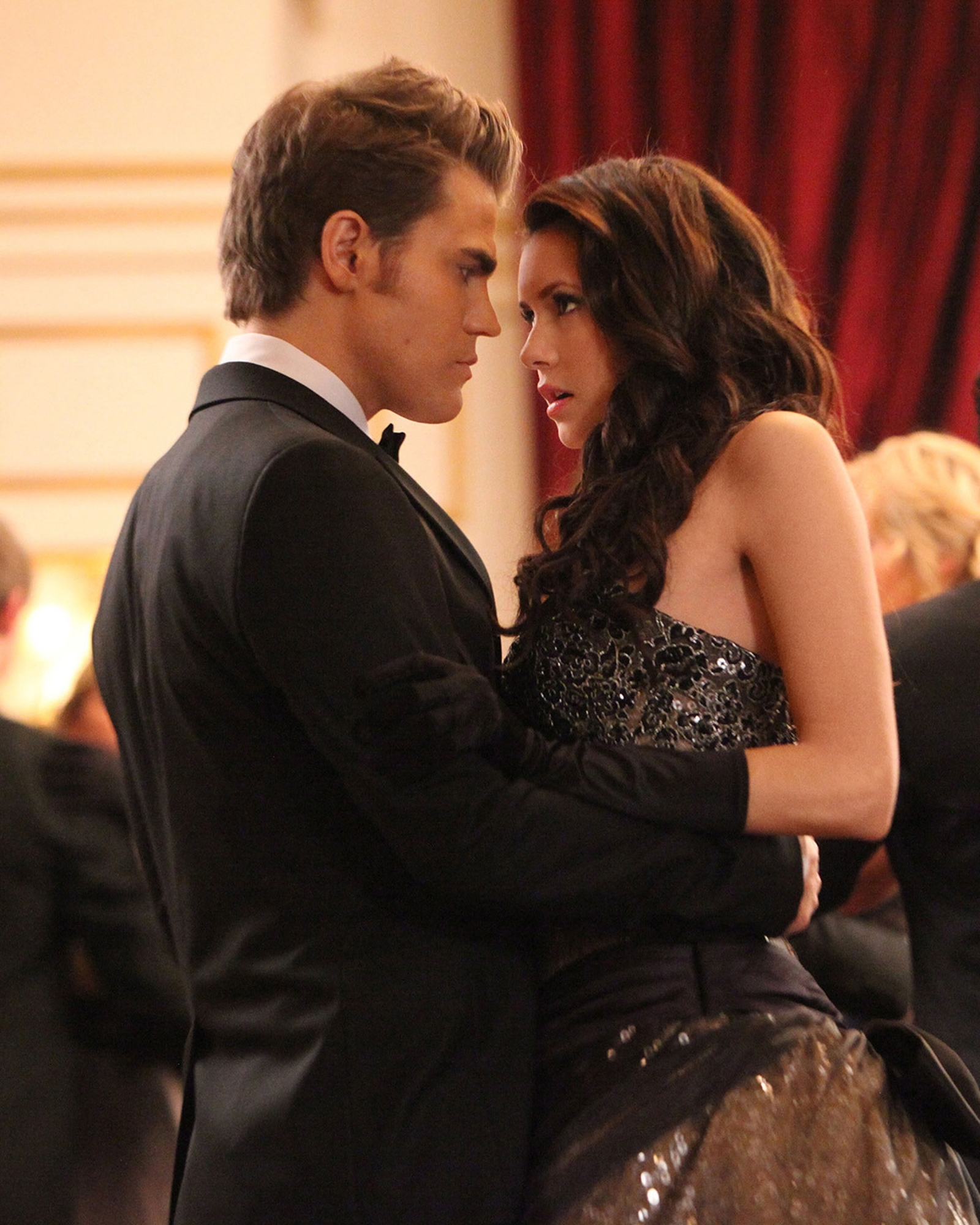 Still of Paul Wesley and Nina Dobrev in Vampyro dienorasciai (2009)