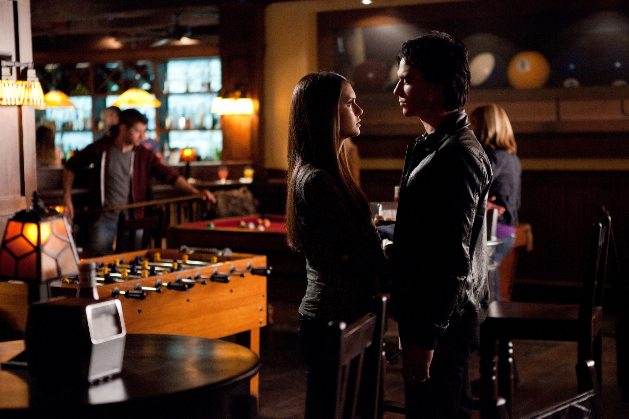 Still of Ian Somerhalder and Nina Dobrev in Vampyro dienorasciai (2009)