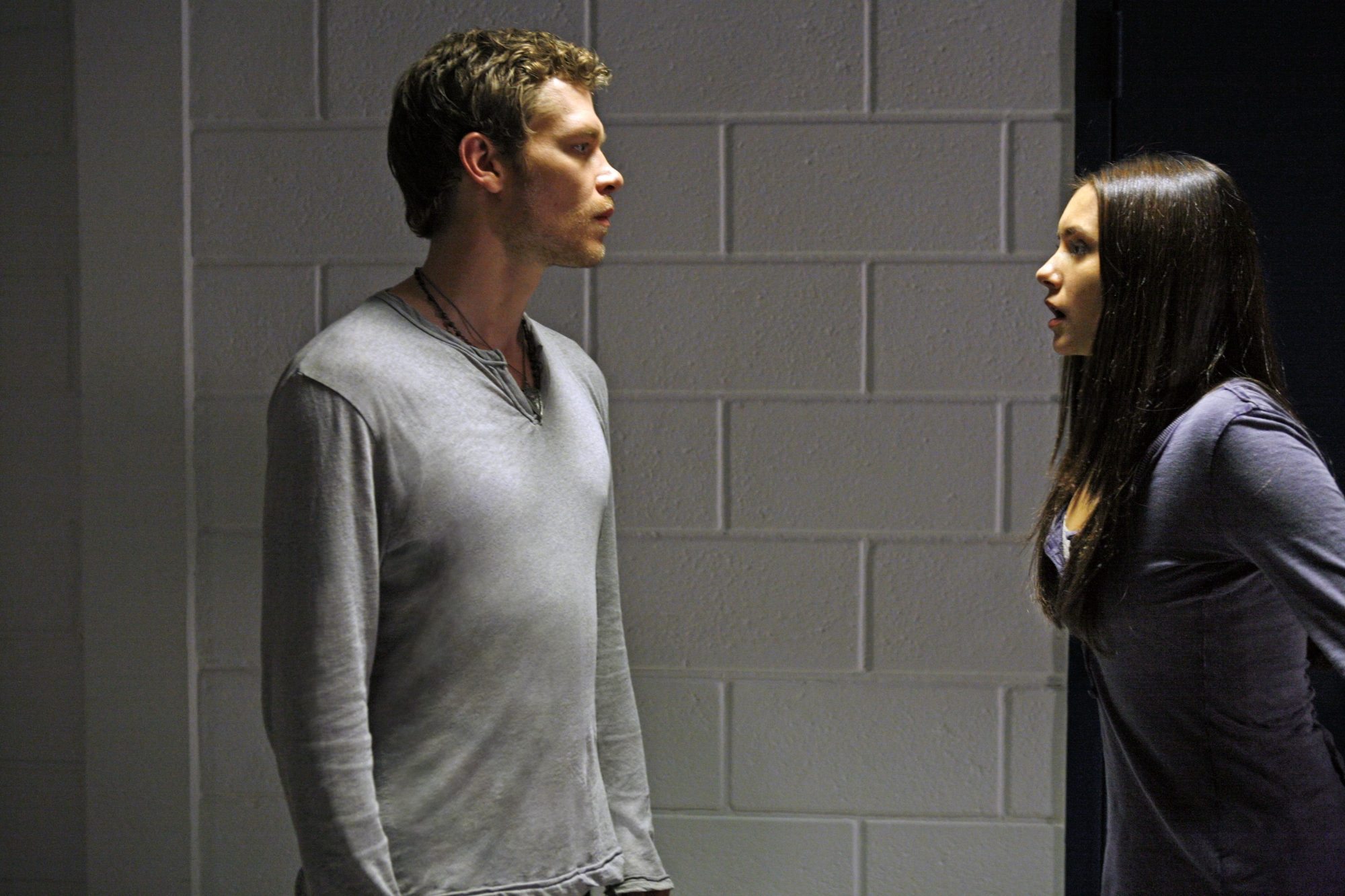 Still of Joseph Morgan and Nina Dobrev in Vampyro dienorasciai (2009)