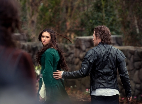 Still of Joseph Morgan and Nina Dobrev in Vampyro dienorasciai (2009)