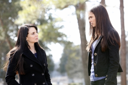 Still of Mia Kirshner and Nina Dobrev in Vampyro dienorasciai (2009)