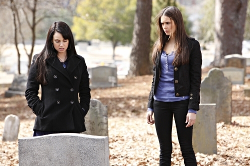 Still of Mia Kirshner and Nina Dobrev in Vampyro dienorasciai (2009)