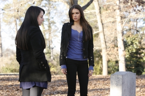 Still of Mia Kirshner and Nina Dobrev in Vampyro dienorasciai (2009)