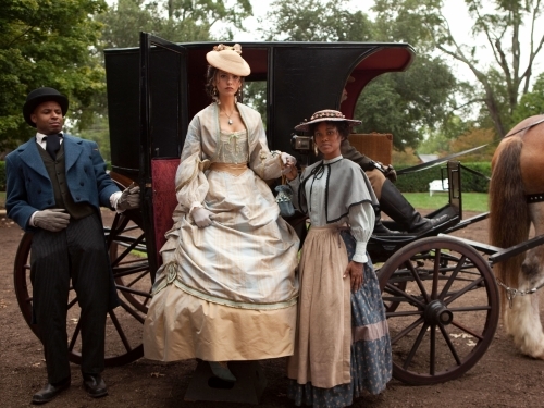 Still of Nina Dobrev and Jasmine Burke in Vampyro dienorasciai (2009)