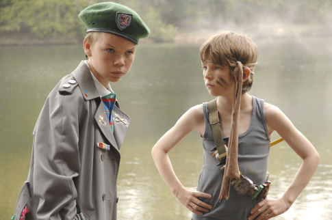 Still of Bill Milner and Will Poulter in Son of Rambow (2007)