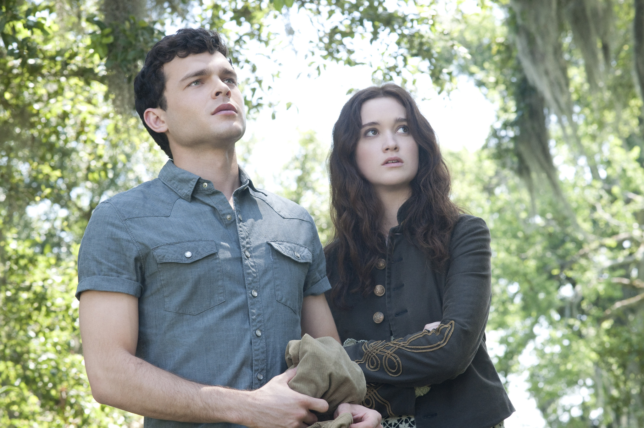 Still of Alice Englert and Alden Ehrenreich in Nemirtinguju kronikos: nuostabus sutverimai (2013)