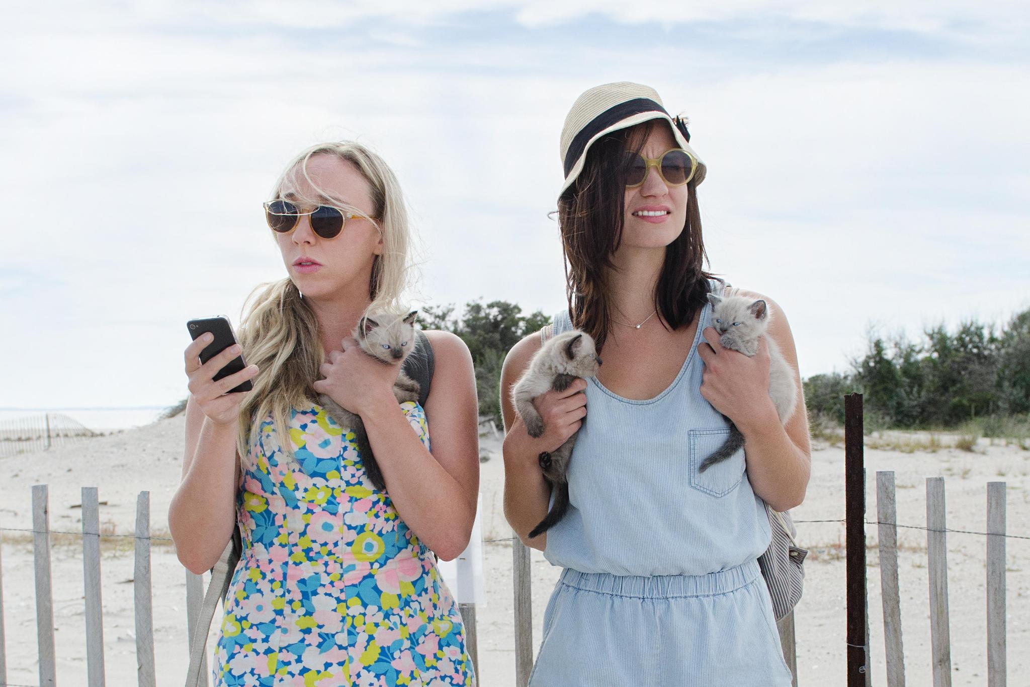 Still of Bridey Elliott and Clare McNulty in Fort Tilden (2014)